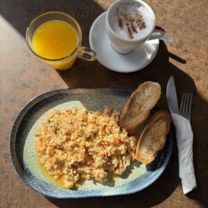 desayuno de huevos perico