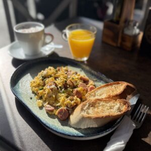 Desayuno especial de huevos con salchichas