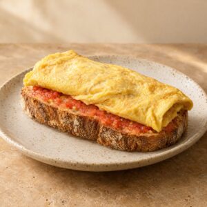 Tostada de tomate con tortilla francesa